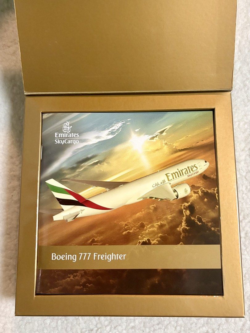 絕版稀有 Emirates SkyCargo Boeing 777F 飛機模型 model （分類：汽車模型）位於 Hong Kong。 由 kuchipatchi0518 提交（商品編號 1461037663，圖片 1）。簡介： 注意！盒背面有破損 (見圖5) 僅有打開保養及檢查，無使用或展示過 飛機模型建議面交現場驗收，貨品交收後恕不退換。 購買方法 : 出價>選擇交收方式 由於賣家每月回覆額度有限，若以下QA已提供答案則不再作回覆，敬請看完再發問： Q.1 有冇貨？ 有。 Q.2 可否平啲？有冇折扣？ 本帳號下購買 : 任何 2 件 = 9 折 任何 3 件 = 8 折 任何 4 件或以上 = 7 折 (Pokemon卡牌除外) Q.3 有冇其他交收地方或方法？ 只提供以下三種方式 1/ 面交 : 屯門西鐵站 only ; 2.1/ 順豐 到付 ; or 2.2/ 順豐 寄付 (順豐地址+$30、非順豐地址+$40) ; 3/ 平郵 (+$5)，買家須承擔平郵寄失風險。