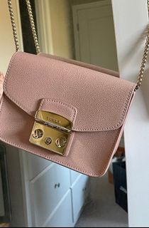 (Category: ) located in . Submitted by mbluxefindsbymaria-09396697492 (Listing ID 1460958036, Image 1). Description: .