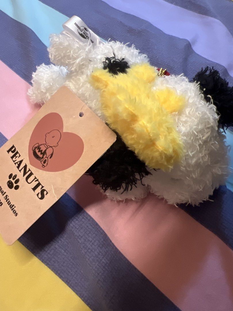 日本環球影城 USJ Peanuts Snoopy 毛公仔 吊飾 （分類：絨毛玩具）位於 Hong Kong。 由 chicken.wings. 提交（商品編號 1461068419，圖片 1）。簡介： 係Peanuts嘅Snoopy毛公仔，仲有埋吊飾。上面仲有塊牌仔，寫住Universal Studios Japan。細節位有黃色嘅裝飾，好得意。。