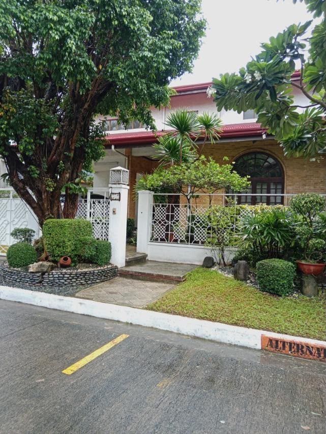 📍 Valle Verde 5 (Category: House & Lot) located in Makati City. Submitted by renzproperties (Listing ID 1461034639, Image 2). Description: 📍 Valle Verde 5 Valle Verde 5 is an exclusive subdivision that is very well located in Pasig with easy exits to Ortigas Avenue going EDSA, Julia Vargas and C5. For Sale - ₱135M Gross or ₱337.5K / sqm Lot area: 400 sqm Floor area: Approx. 300 sqm Property details: - Rectangular shaped lot with old house - Not