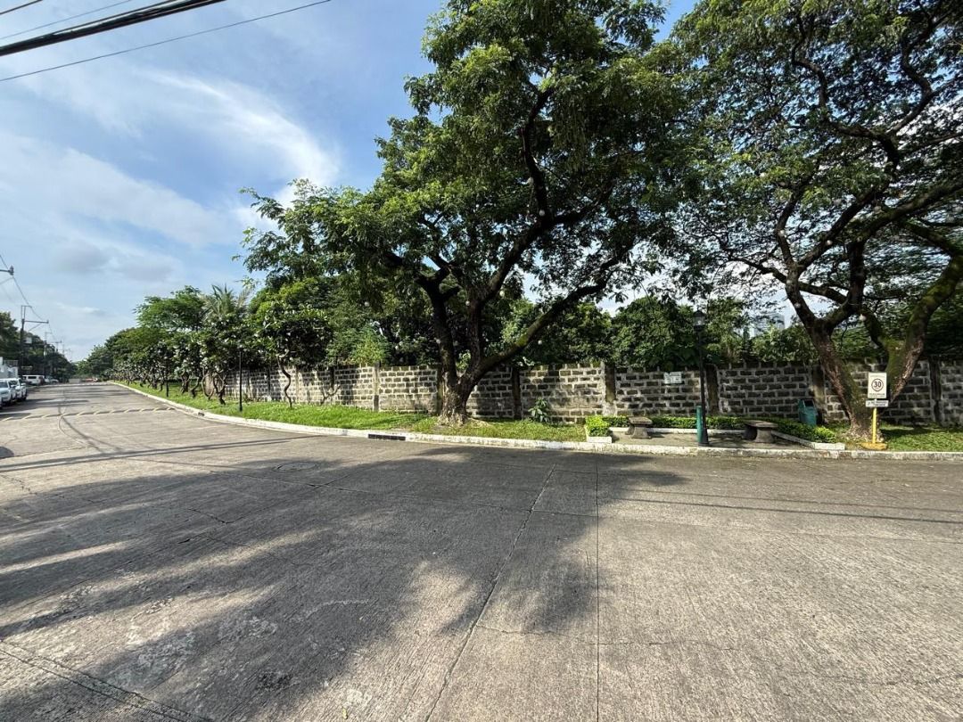 📍 Valle Verde 7 (Category: Lot) located in Makati City. Submitted by renzproperties (Listing ID 1461036367, Image 3). Description: 📍 Valle Verde 7 A super exclusive residential subdivision with just 25 total lots. For Sale - ₱425M Gross or ₱191K / sqm only Lot area: 2,218 sqm - Frontage: 84.61 meters - Depth of side 1: 49.96 meters - Depth of side 2: 50 meters Property details: - Valle Verde 7 is a very exclusive enclave of just 25 lots. Of the