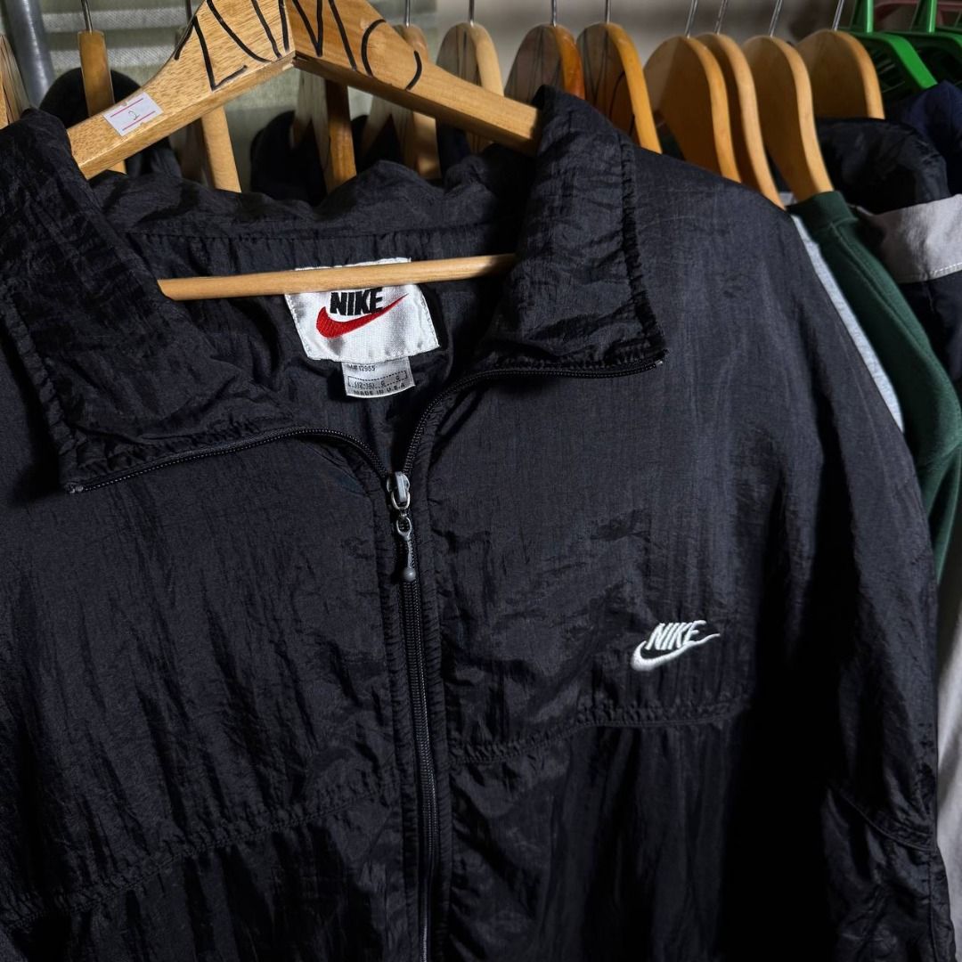 Vintage Nike Black Windbreaker (Category: Coats, Jackets and Outerwear) located in Davao. Submitted by demifrogthrift (Listing ID 1461064181, Image 3). Description: 🏷️ Vintage Nike Black Windbreaker BOXY | Extra Large - Extra Extra Large | Width 29.5″ Length 28″ Issue: Loose Cuff Color Rate: 9.5/10 ₱999 (Slightly negotiable) + Shipping Fee Send me a message to purchase 📩 Please manage your expectations, All items are Thrifted and some issues ma