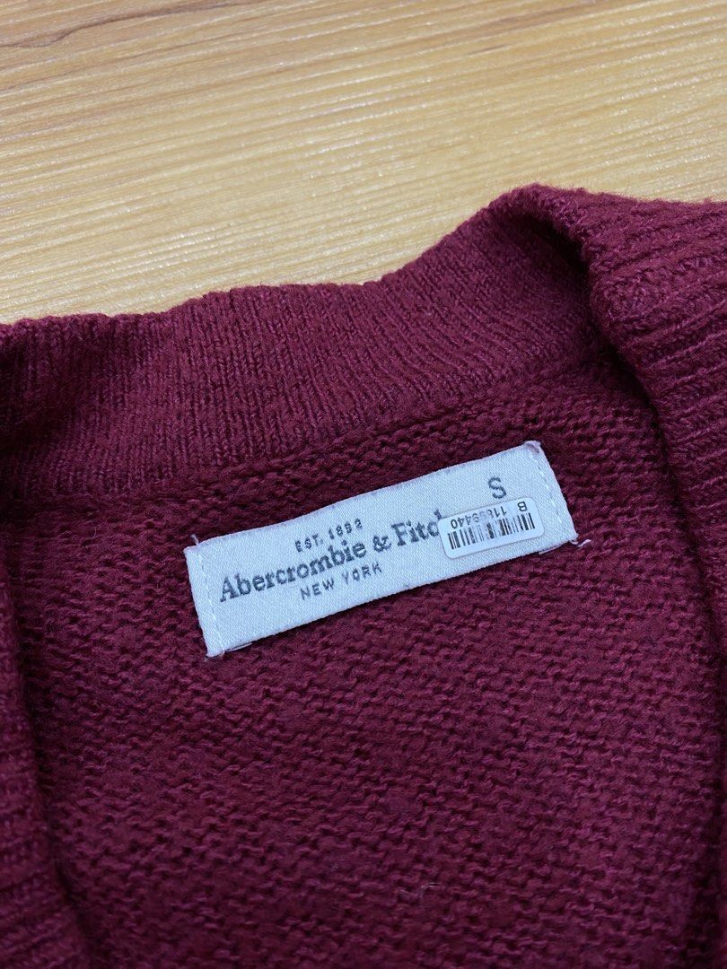 Abercrombie & Fitch Knitted Sweater (Category: Longsleeves) located in Cavite. Submitted by six_thrift.ph (Listing ID 1461092306, Image 3). Description: 16x24 No flaws 500 + sf Dasmariñas, Cavite.