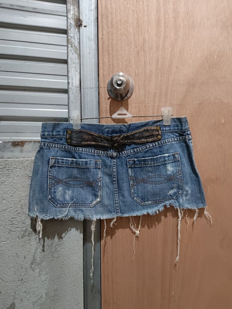 Abercrombie y2k skirt (Category: Skirts) located in Davao. Submitted by mln-boutique (Listing ID 1461065895, Image 3). Description: Size - 32 length - 9.5 good condition.