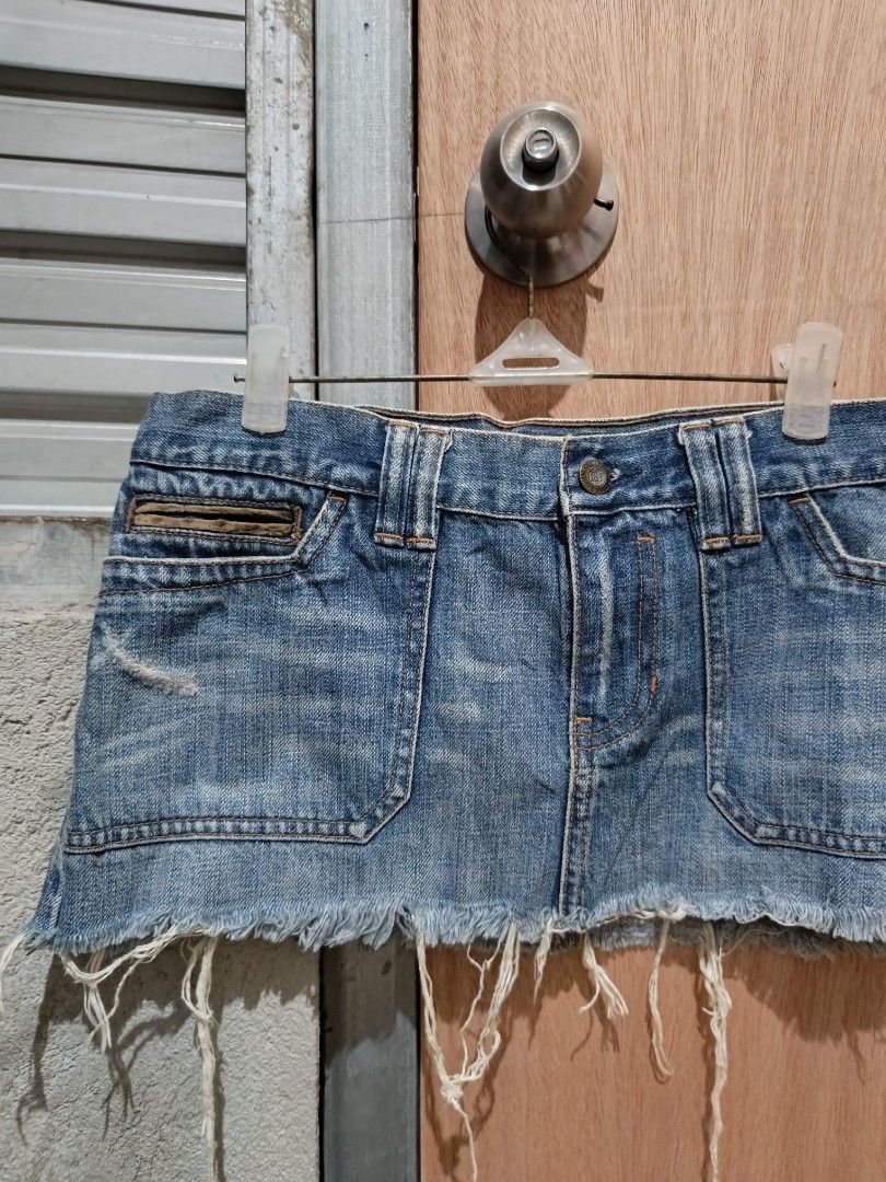 Abercrombie y2k skirt (Category: Skirts) located in Davao. Submitted by mln-boutique (Listing ID 1461065895, Image 2). Description: Size - 32 length - 9.5 good condition.