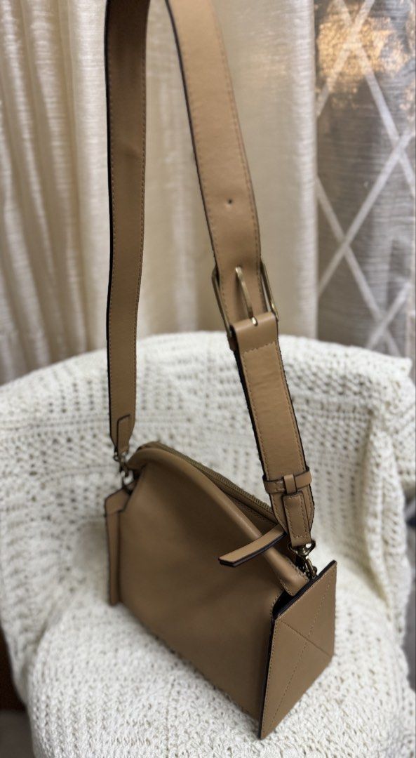 Accordion Top-Handle Bag (Category: Cross-body Bags) located in Bacolod City. Submitted by vintage_vogue6100 (Listing ID 1461073000, Image 2). Description: - Genuine tan leather crossbody bag - Versatile: can be carried by top handle or worn crossbody - Adjustable shoulder strap with buckle for a custom fit - Secure zipper closure - Chic stitching detail on bottom corners - Ideal everyday bag.