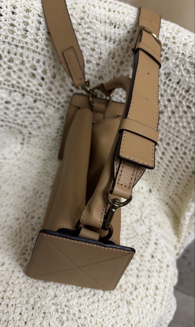 Accordion Top-Handle Bag (Category: Cross-body Bags) located in Bacolod City. Submitted by vintage_vogue6100 (Listing ID 1461073000, Image 3). Description: - Genuine tan leather crossbody bag - Versatile: can be carried by top handle or worn crossbody - Adjustable shoulder strap with buckle for a custom fit - Secure zipper closure - Chic stitching detail on bottom corners - Ideal everyday bag.