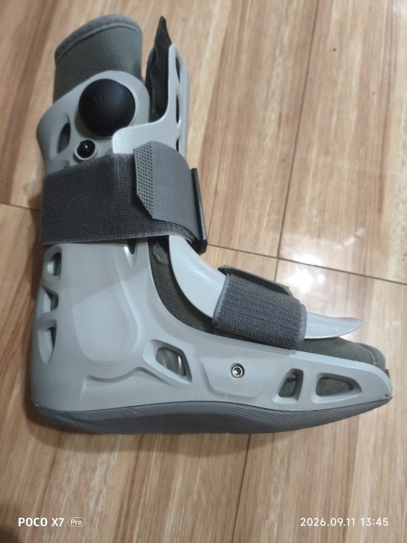 Aircast Walking Boot Brace extra small size (Category: Braces, Support & Protection) located in Baguio. Submitted by baguiobeans (Listing ID 1461074798, Image 2). Description: - Aircast walking boot for effective injury recovery. - Adjustable straps ensure a secure and customized fit. - Designed for optimal support and immobilization during healing. - A sturdy and reliable option for post-injury care..
