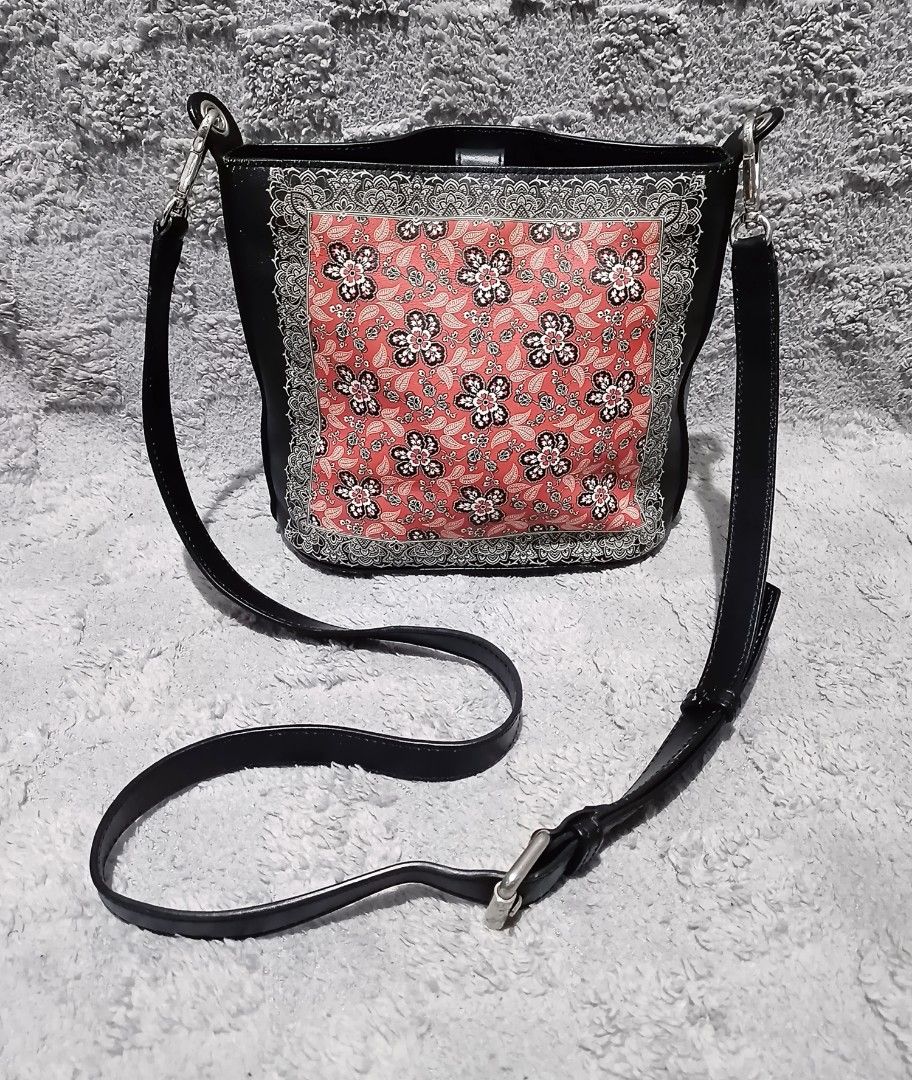 Akexander Mcqueen bucket bag (Category: Luxury Bags & Wallets) located in Asingan. Submitted by arnelpalaris8 (Listing ID 1461069288, Image 2). Description: Alexander Mcqueen floral bucket bag verygood condition PM ME.