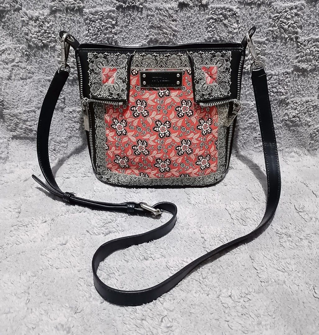 Akexander Mcqueen bucket bag (Category: Luxury Bags & Wallets) located in Asingan. Submitted by arnelpalaris8 (Listing ID 1461069288, Image 1). Description: Alexander Mcqueen floral bucket bag verygood condition PM ME.