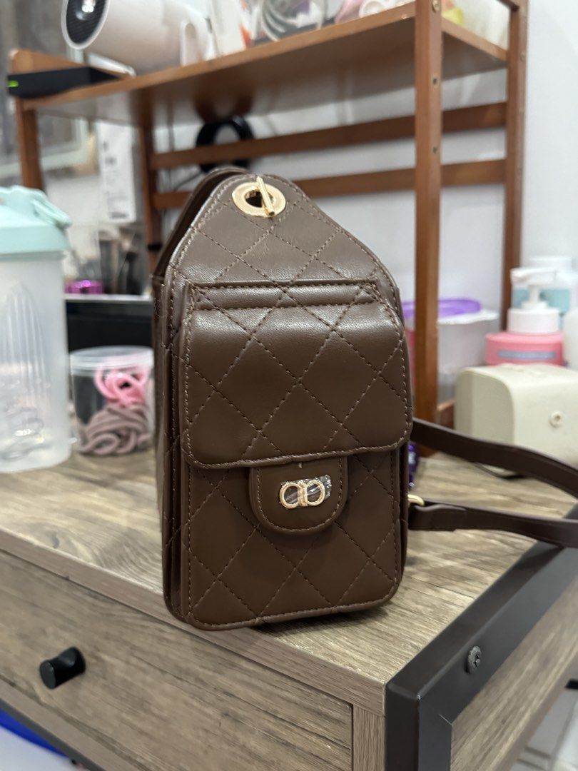 Unused ALBERTO mini bag (Category: Shoulder Bags) located in Manila. Submitted by chowpade (Listing ID 1460958656, Image 3). Description: 🤎 Alberto Mini Bag — ₱1,300 only! 🤎 RFS: Decluttering / unused 💰 Bought: ₱2,300 🏷️ Selling: ₱1,300 only may small white/light spot sa mismong leather ng bag. Hindi ko po siya napansin when I bought it, and never been used talaga..