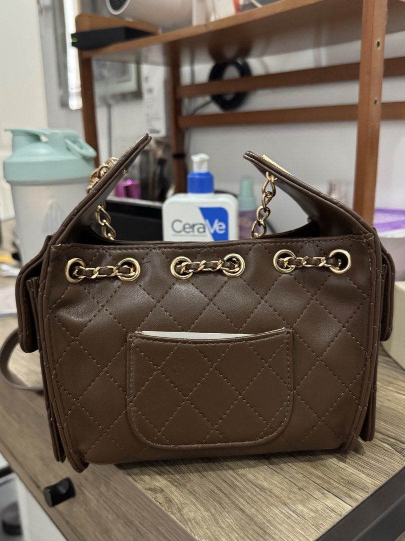 Unused ALBERTO mini bag (Category: Shoulder Bags) located in Manila. Submitted by chowpade (Listing ID 1460958656, Image 2). Description: 🤎 Alberto Mini Bag — ₱1,300 only! 🤎 RFS: Decluttering / unused 💰 Bought: ₱2,300 🏷️ Selling: ₱1,300 only may small white/light spot sa mismong leather ng bag. Hindi ko po siya napansin when I bought it, and never been used talaga..