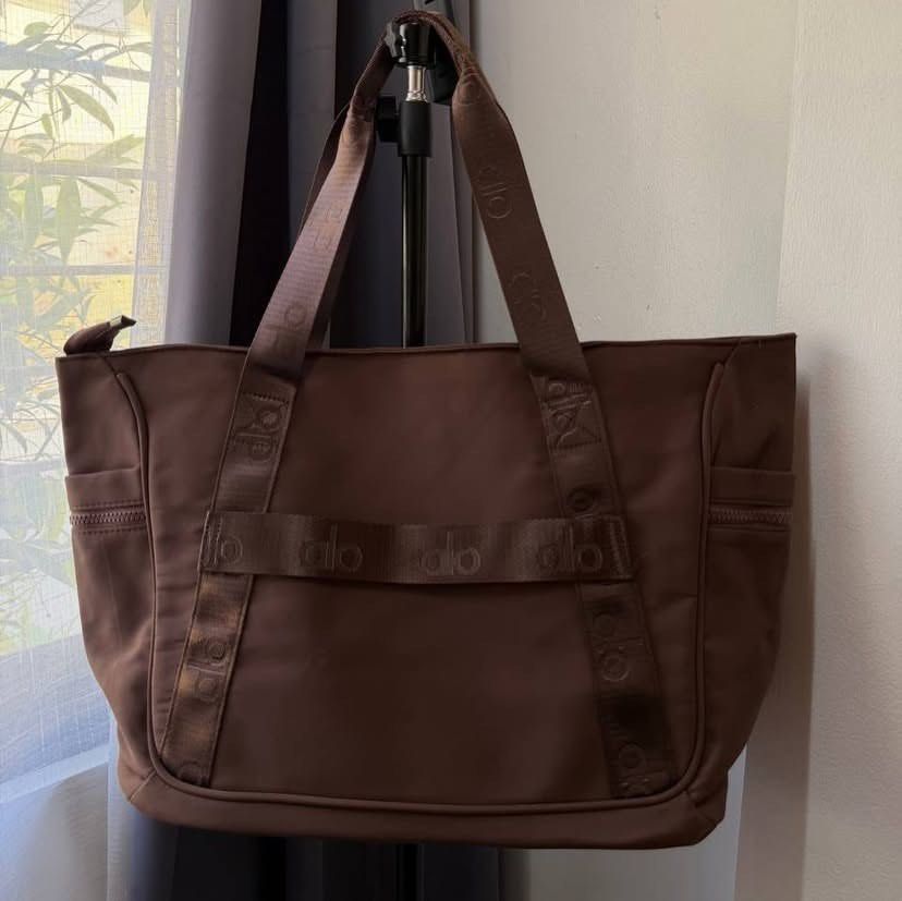 Alo Everyday Tote Bag (Category: Tote Bags) located in Guinobatan. Submitted by jadieee_young22 (Listing ID 1461069931, Image 3). Description: Alo Everyday Tote Bag ₱1,599 each ₱1,350 each - min. of 2pcs • premium quality • spacious • goods for school or work or travel!.