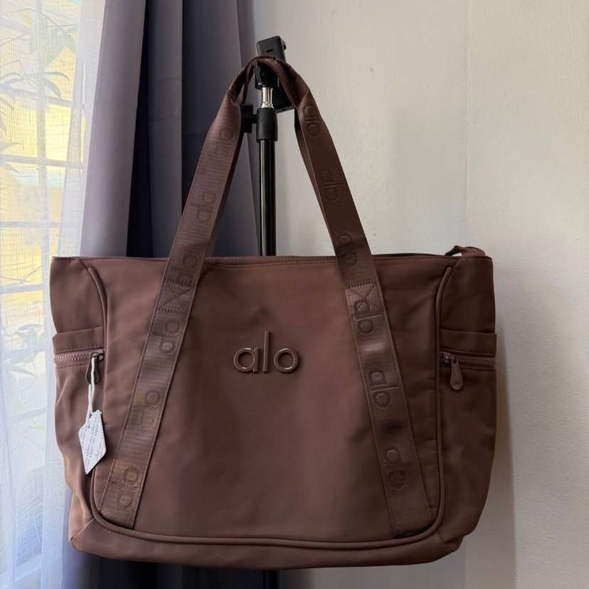 Alo Everyday Tote Bag (Category: Tote Bags) located in Guinobatan. Submitted by jadieee_young22 (Listing ID 1461069931, Image 2). Description: Alo Everyday Tote Bag ₱1,599 each ₱1,350 each - min. of 2pcs • premium quality • spacious • goods for school or work or travel!.