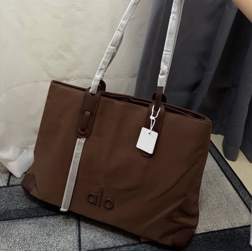 Alo nylon tote bag (Category: Tote Bags) located in Guinobatan. Submitted by jadieee_young22 (Listing ID 1461072873, Image 3). Description: alo nylon tote bag ₱1,650only! • premium quality 🇻🇳 • actual photos | what you see is what you get SIZE: 12” wide — 19” length.