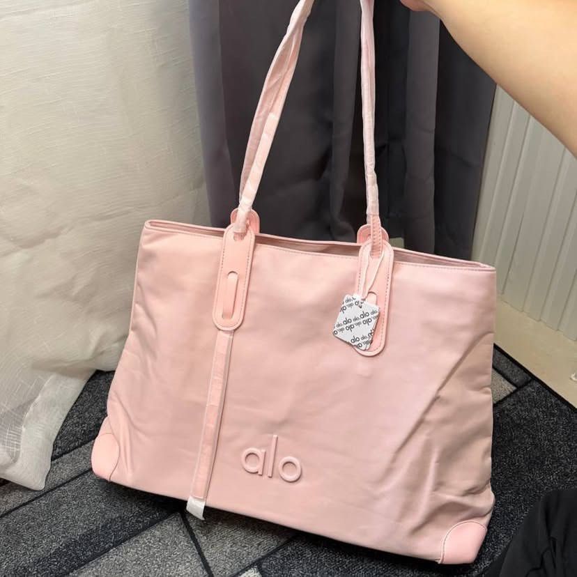 Alo nylon tote bag (Category: Tote Bags) located in Guinobatan. Submitted by jadieee_young22 (Listing ID 1461072873, Image 2). Description: alo nylon tote bag ₱1,650only! • premium quality 🇻🇳 • actual photos | what you see is what you get SIZE: 12” wide — 19” length.