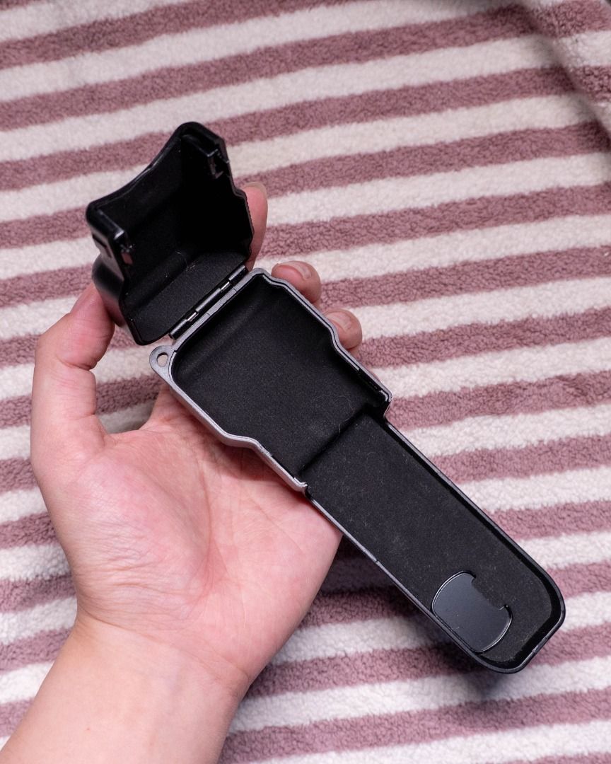 Ansodo DJI Osmo Pocket 3 Cover (Category: Flashes) located in Cavite. Submitted by joolei.declutter (Listing ID 1460960354, Image 2). Description: ‼️ PLS READ FIRST! NO READ, NO REPLY 🚫 No haggling please; last price posted! ‼️ PAYMENT FIRST BEFORE RESERVING 💵 Selling for PHP 150 ✦ RFS: Decluttering, already sold OP3 ✦ Still in very good condition 🛍️ Original price is PHP 400 👉 Bought from TikTok Shop 💖 FEATURES ✦ Soft velvet internals ✦ Mag