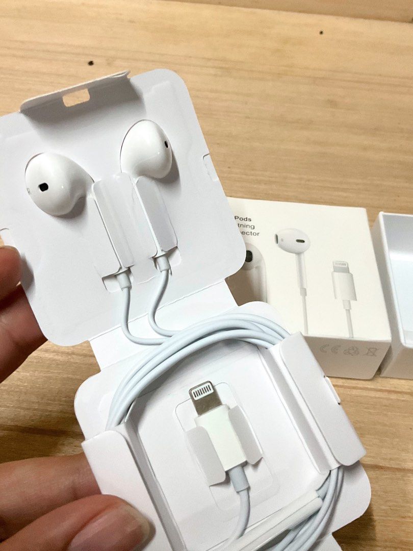 Apple EarPods Lightning Connector (Category: Earphones) located in Manila. Submitted by mae0103 (Listing ID 1461107564, Image 2). Description: APPLE EARPODS LIGHTNING CONNECTOR PLUG AND PLAY BRANDNEW WITH SEALED SERIAL NUMBER 100% AUTHENTIC HIGH QUALITY COMPATIBLE DEVICES IPAD / IOS PM FOR FASTER TRANSACTION / OPEN VIA LALAMOVE / JNT / MEET UP 📍MEETUP; POBLACION MUNTINLUPA.