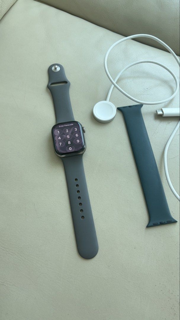 Apple watch iwatch s10 series 10 42mm Titanium 鈦金屬原色 with GPs + Cellular Natural colour with Grey Sport Band 運動錶帶 silver （分類：智能穿戴裝置及智能手錶）位於 Hong Kong。 由 GVTAF 提交（商品編號 1460932189，圖片 1）。簡介： 100%正貨 保養到8月9號2026 啱啱過咗保養 Battery 電池健康：98% warranty till 9August 2026 好新 完全無花無崩 no scratches Works perfectly fine no box HMU。