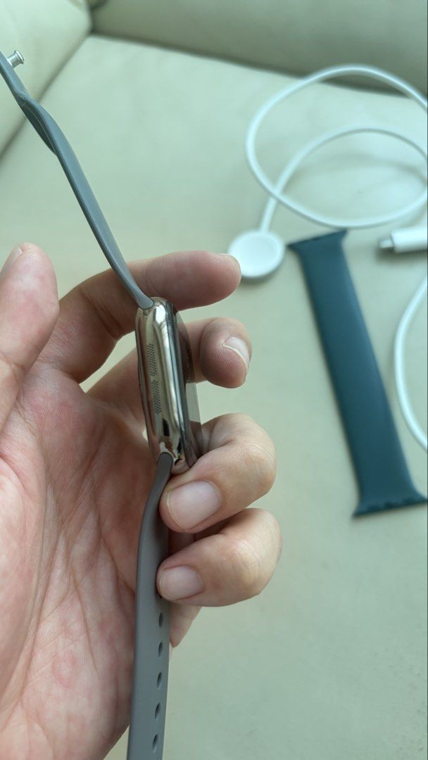 Apple watch iwatch s10 series 10 42mm Titanium 鈦金屬原色 with GPs + Cellular Natural colour with Grey Sport Band 運動錶帶 silver （分類：智能穿戴裝置及智能手錶）位於 Hong Kong。 由 GVTAF 提交（商品編號 1460932189，圖片 3）。簡介： 100%正貨 保養到8月9號2026 啱啱過咗保養 Battery 電池健康：98% warranty till 9August 2026 好新 完全無花無崩 no scratches Works perfectly fine no box HMU。