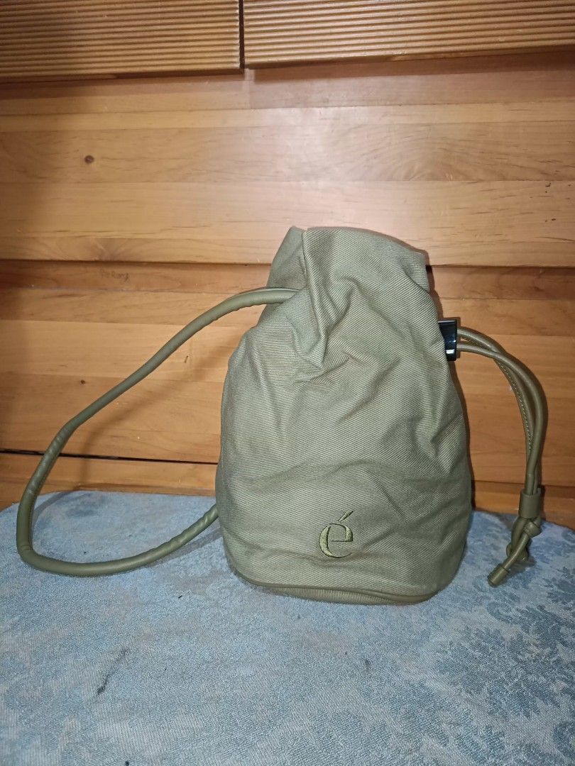 Archepevke Side Body Bag (Category: Shoulder Bags) located in Baguio. Submitted by roselleshiddentreasures13384 (Listing ID 1460941929, Image 1). Description: 🌸Canvass Material 🌸No Major Issue 🌸Normal Signs Of Use Only 📏Meduim Size 🖼️Check All Photos For Other Details 🌸Limit Your Expectation The Item Is Preloved From Ukay ❌No Return No Exchange. ❗.