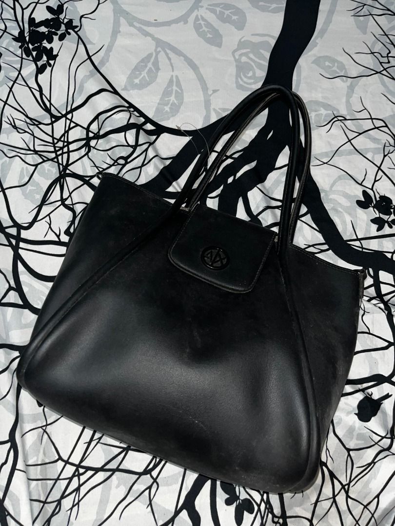 Armani Exchange Tote Bag (Category: Luxury Bags & Wallets) located in Infanta. Submitted by izzy2shop (Listing ID 1461113305, Image 1). Description: - Genuine Armani Exchange black leather tote bag - Main zip compartment for secure storage - Interior zip pocket for essentials - Stylish front flap closure - AX logo zipper pull - Ideal for everyday use.
