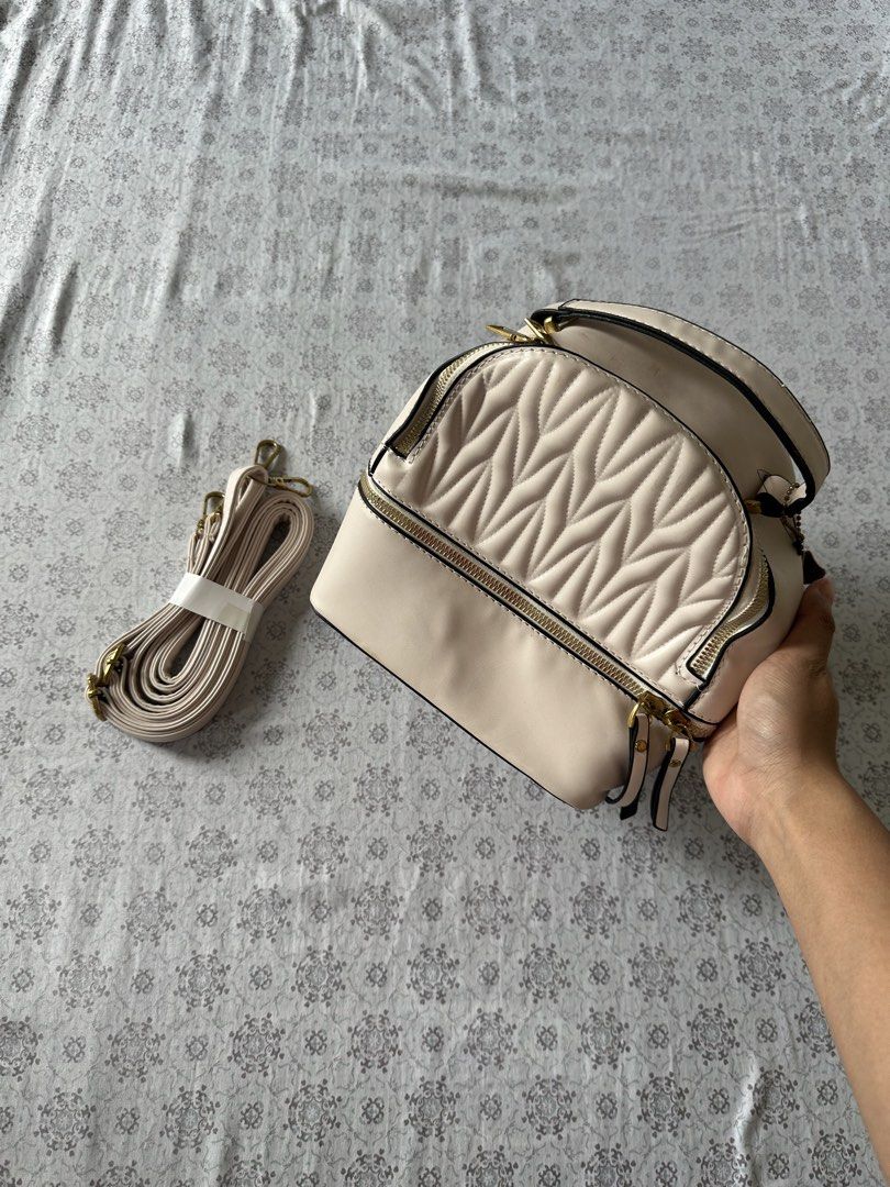 Arnaldo Bassini Chelsea Backpack (Category: Shoulder Bags) located in Quezon City. Submitted by 4k_cam (Listing ID 1460960663, Image 2). Description: - Cream-colored handbag by Arnaldo Bassini - Stylish quilted front detail - Elegant gold zippers - Versatile with top handle and detachable crossbody strap - Interior zippered pocket for essentials 🤍originally: P1998.
