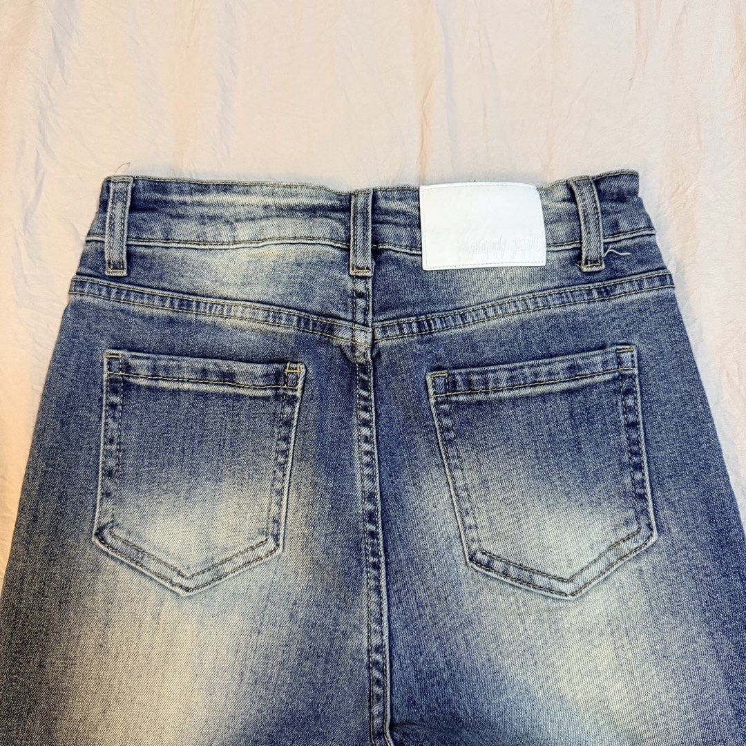 ASGONY Blue Wash Flare Jeans (Category: Jeans) located in Manila. Submitted by annedecluttersqc (Listing ID 1461066236, Image 3). Description: Fits 25-27 waist✨.