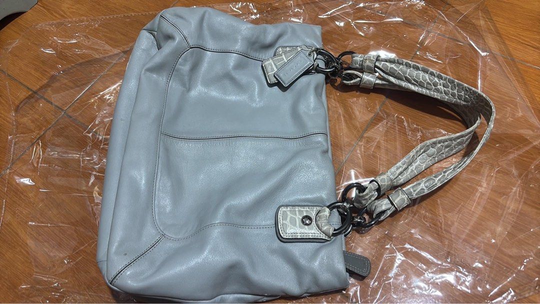 Authentic Coach Pyhon Shoulder bag (Category: Luxury Bags & Wallets) located in Quezon City. Submitted by jhaediah (Listing ID 1460937950, Image 2). Description: Authentic Preloved With normal signs of used insde Ganda pa outside.
