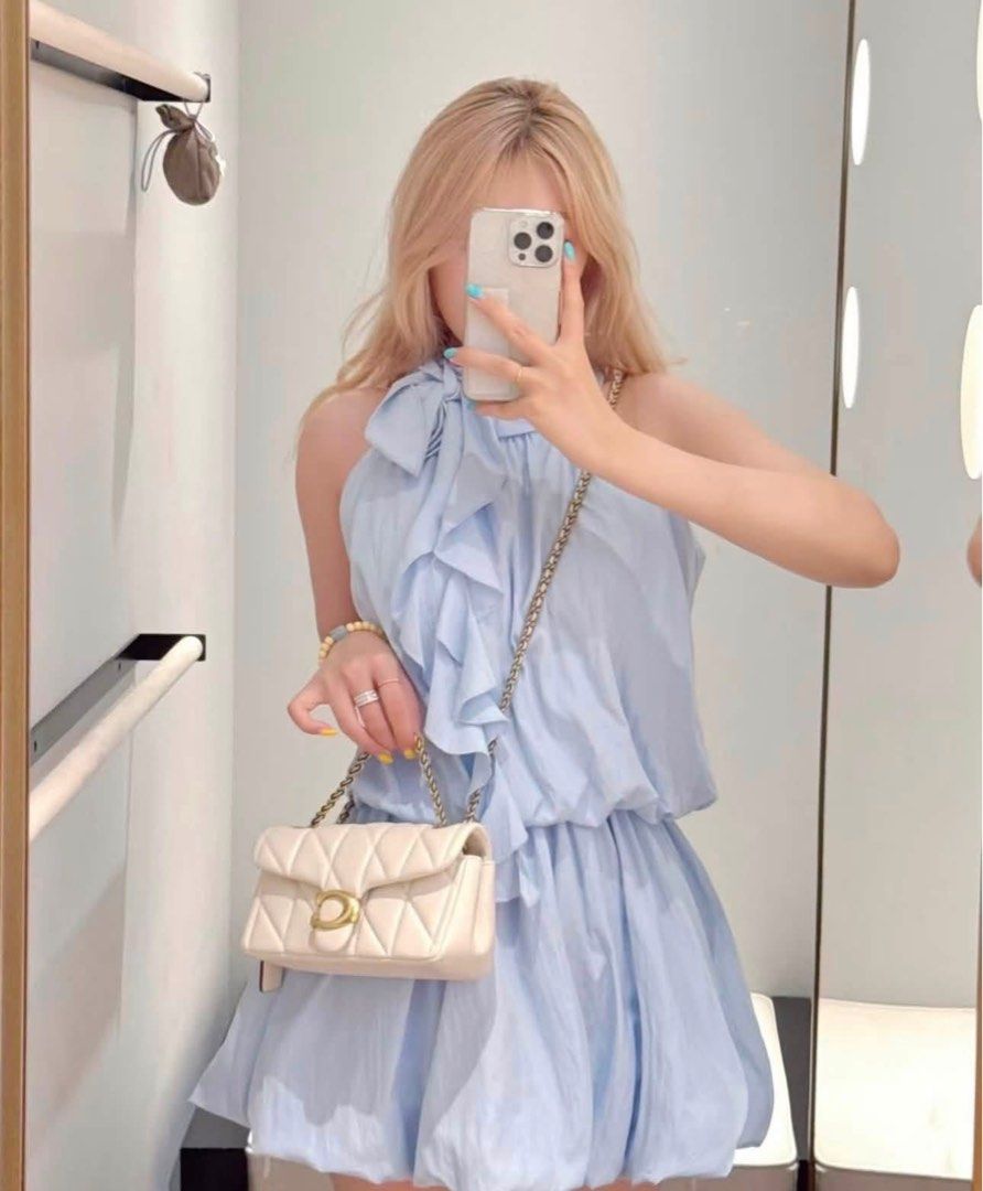 🇺🇸AUTHENTIC COACH SLING BAG🇺🇸 (Category: Cross-body Bags) located in Manila. Submitted by Supermomshie (Listing ID 1460924402, Image 1). Description: .