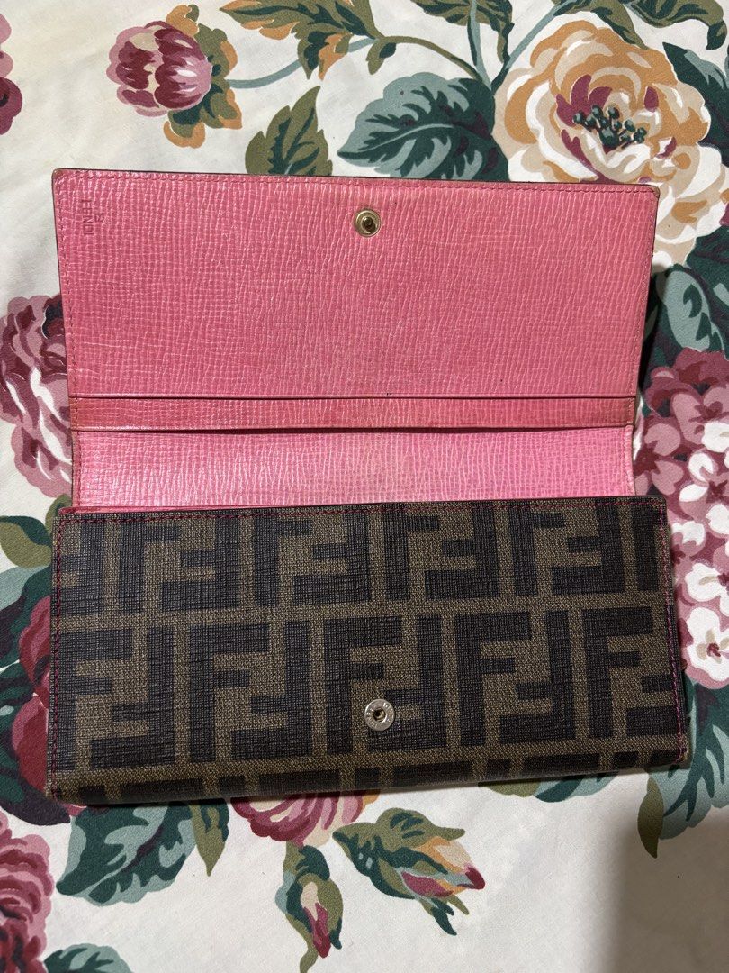 Authentic Fendi Long wallet (Category: Luxury Bags & Wallets) located in Quezon City. Submitted by jhaediah (Listing ID 1461059974, Image 2). Description: Authentic Preloved With signs of used inside Outside ganda pa .