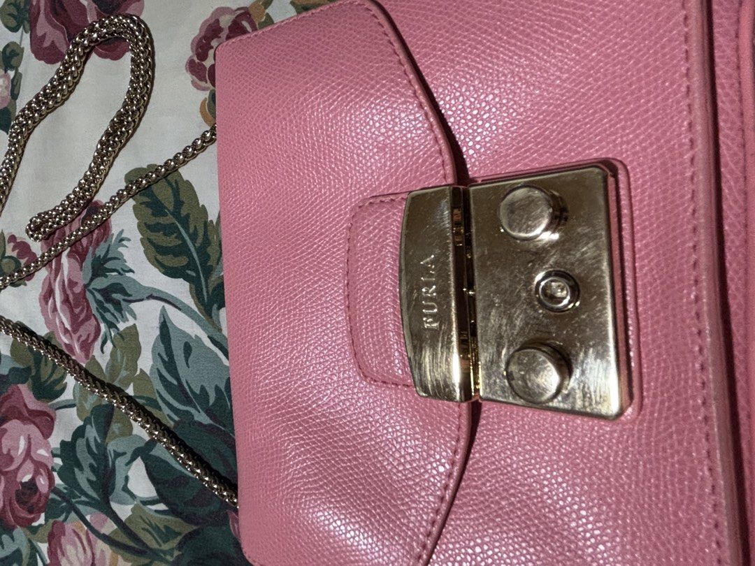 Authentic Furla Metropolis Mini Crossbody bag (Category: Luxury Bags & Wallets) located in Quezon City. Submitted by jhaediah (Listing ID 1460936820, Image 3). Description: Authentic Preloved Signs of used sa Lock Sling super gold pa No inclusion.
