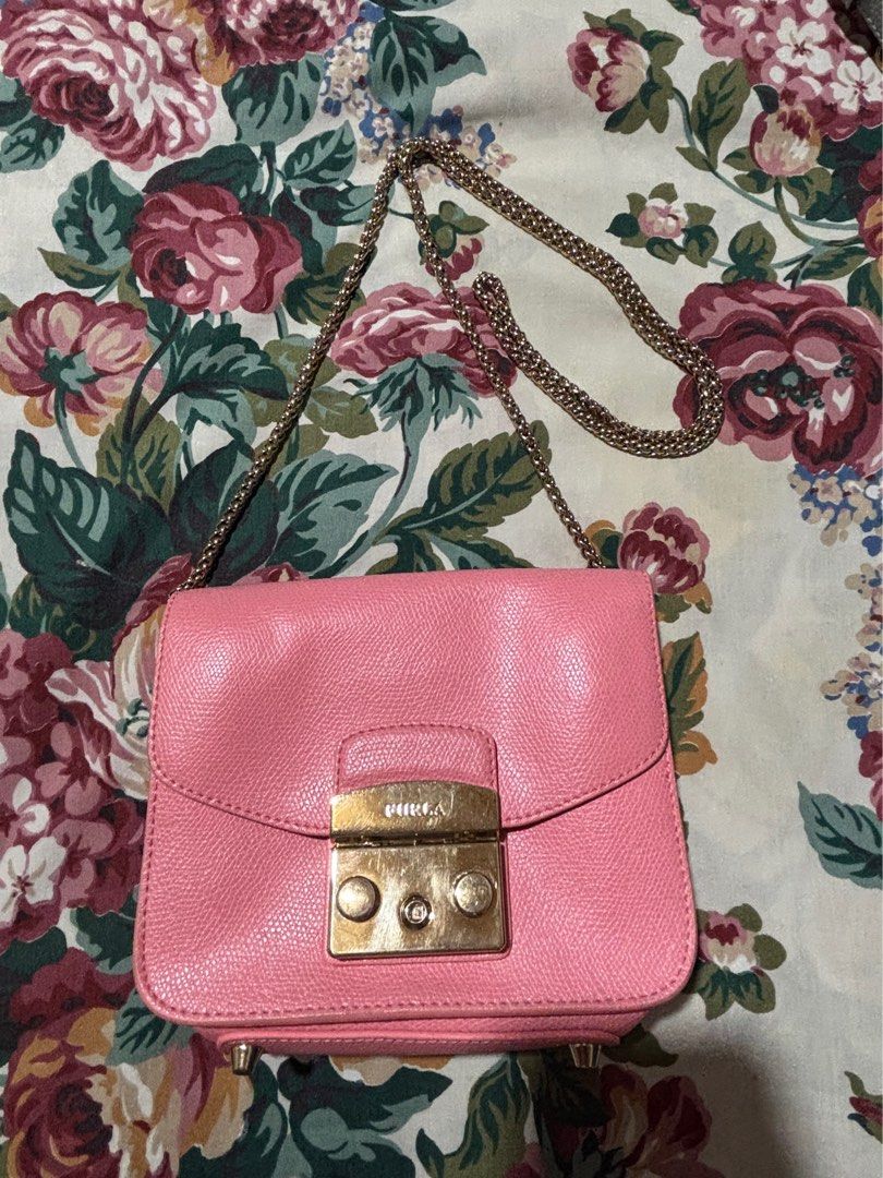 Authentic Furla Metropolis Mini Crossbody bag (Category: Luxury Bags & Wallets) located in Quezon City. Submitted by jhaediah (Listing ID 1460936820, Image 1). Description: Authentic Preloved Signs of used sa Lock Sling super gold pa No inclusion.