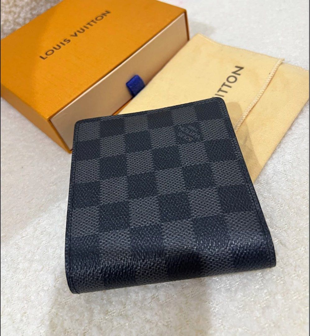 Authentic Louis Vuitton Marco Graphite Wallet (Category: Luxury Bags & Wallets) located in Pasig City. Submitted by sheyfabph (Listing ID 1460934425, Image 3). Description: Authentic Louis Vuitton Marco Wallet Damier Graphite Canvas Condition: Rank A (Great, very well maintained) Includes: Dustbag, Box, DR Runway Authenticity Card Price: P16,500 Features: Multiple card slots, coin pocket Perfect for everyday use.
