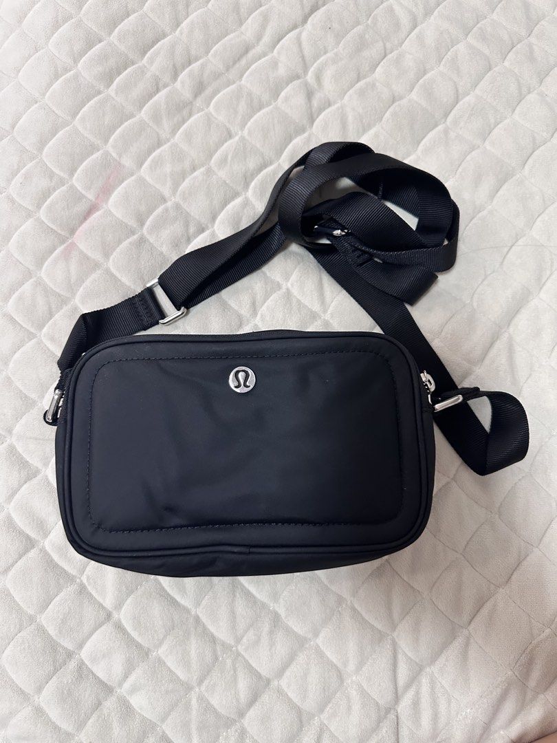 Authentic Lululemon Everywhere Crossbody Bag Black (Category: Cross-body Bags) located in Manila. Submitted by luxestuffph (Listing ID 1460948798, Image 2). Description: - Sleek black Lululemon crossbody bag - Adjustable strap for comfortable wear - Secure zipper closure to keep belongings safe - Ideal for everyday use - Perfectly fits your daily essentials.