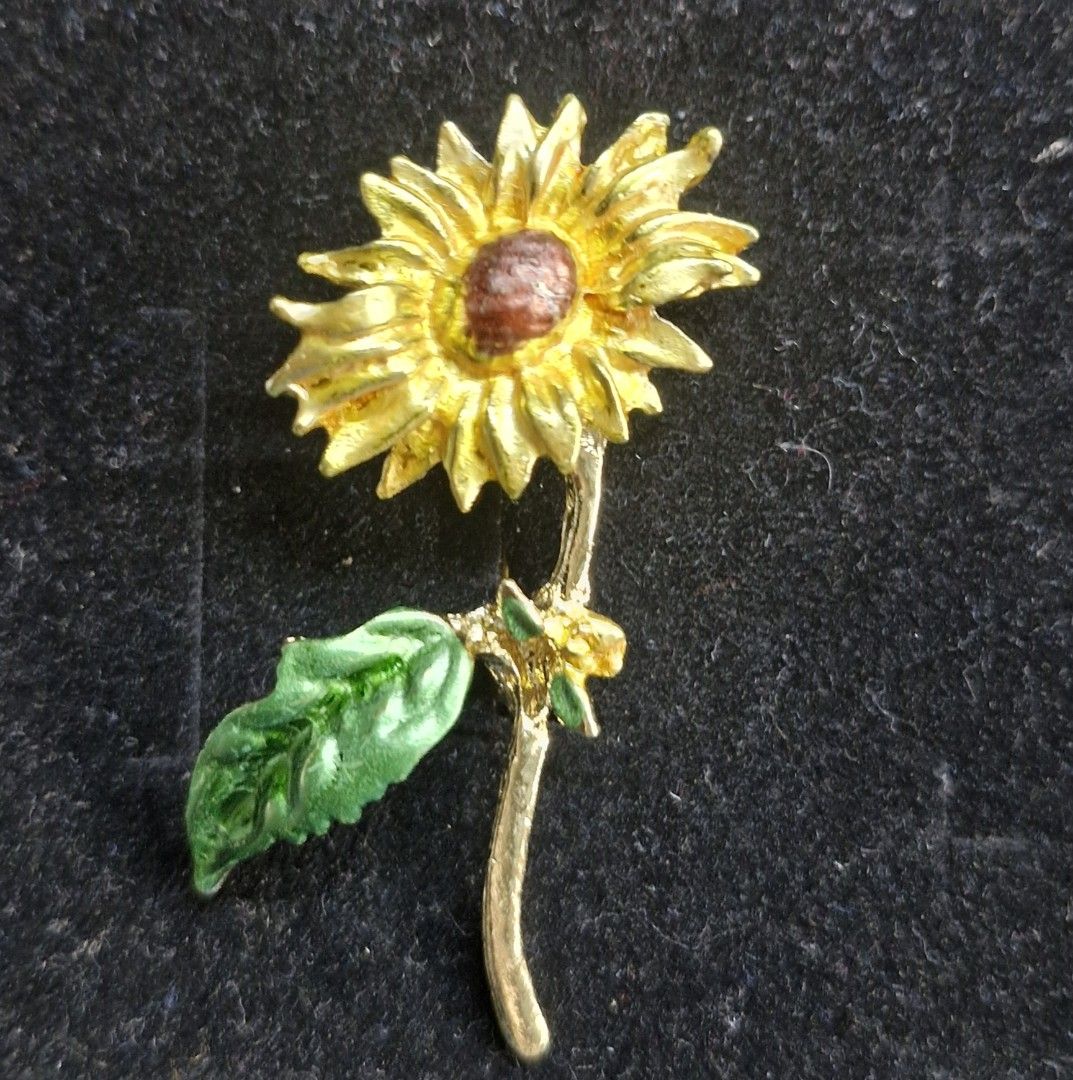Autumn Beauty Brooch (Category: Brooches) located in Taguig. Submitted by mommaschoice (Listing ID 1461054759, Image 1). Description: Brand New Material: Alloy Ships nationwide.