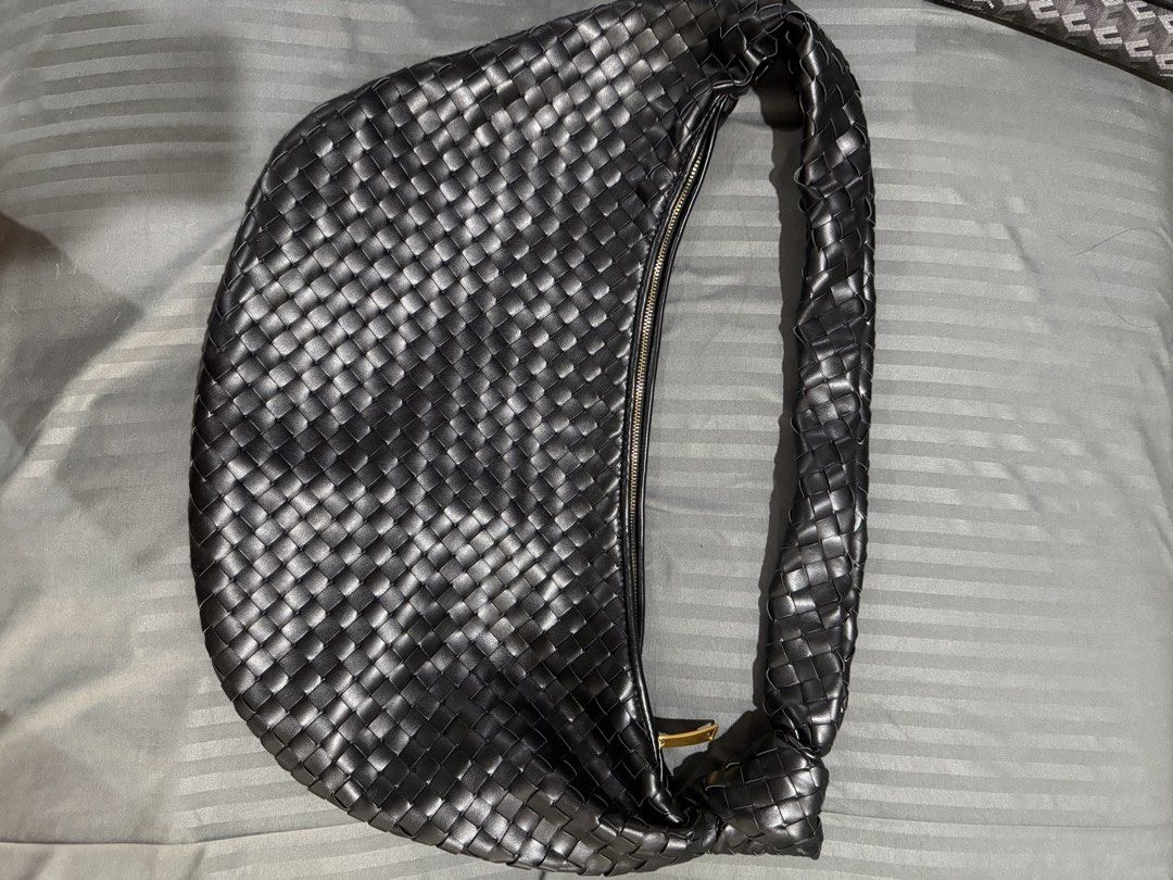 Bag from thailand (Category: Shoulder Bags) located in Quezon City. Submitted by thriftthread2.0 (Listing ID 1460953895, Image 1). Description: Pre-owned bag from thailand GL 9/9.