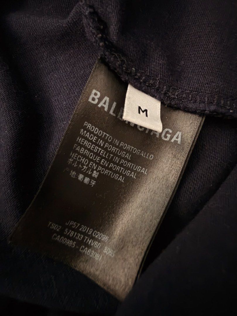 Balenciaga Tee （分類：T-shirt、恤衫、有領衫）位於 Hong Kong。 由 Marychan 提交（商品編號 1460977871，圖片 4）。簡介： Balenciaga Tee 着過一兩次 women size medium $500 已清洗 順豐到付。