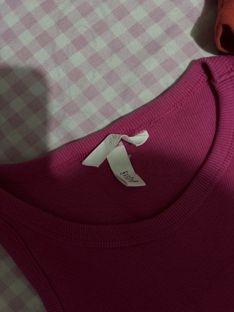h&m top (Category: Sleeveless) located in Manila. Submitted by iyahpreloved_ (Listing ID 1461015452, Image 3). Description: hot pink freebie: orange bershka tank top! s to m size.