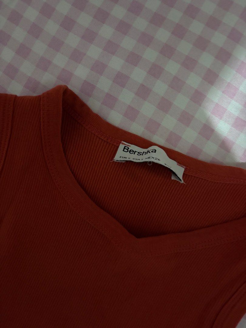 h&m top (Category: Sleeveless) located in Manila. Submitted by iyahpreloved_ (Listing ID 1461015452, Image 2). Description: hot pink freebie: orange bershka tank top! s to m size.