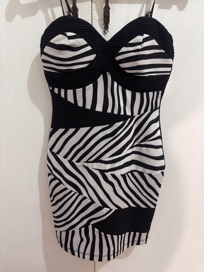 Black and White Striped Bodycon Mini Dress (Category: Dresses) located in Manila. Submitted by yanastash (Listing ID 1461027331, Image 1). Description: 🖤 Black & White Zebra Bodycon Mini Dress 🖤 ✨ Condition: Preloved ⚠️ Issue: Please see photos for the actual condition/details. 🎀 Details: • Super cute bodycon mini dress • Black & white zebra-like stripe pattern 🦓 • Sweetheart neckline with textured black fabric • Zipper closure at the back • 