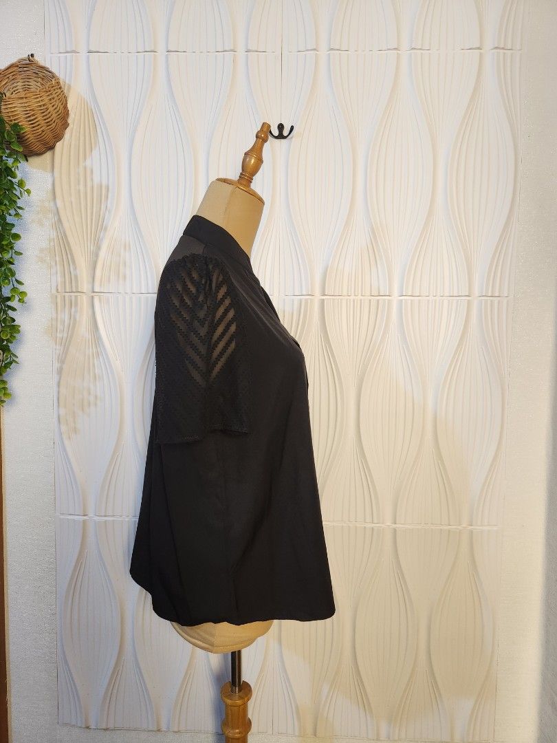 Black Blouse Med to Large (Category: Blouses) located in Marikina City. Submitted by KanamiFinds (Listing ID 1461066723, Image 2). Description: Bust: 40 inches Length: 23 - 24 inches from shoulders Will fit Med to Large.