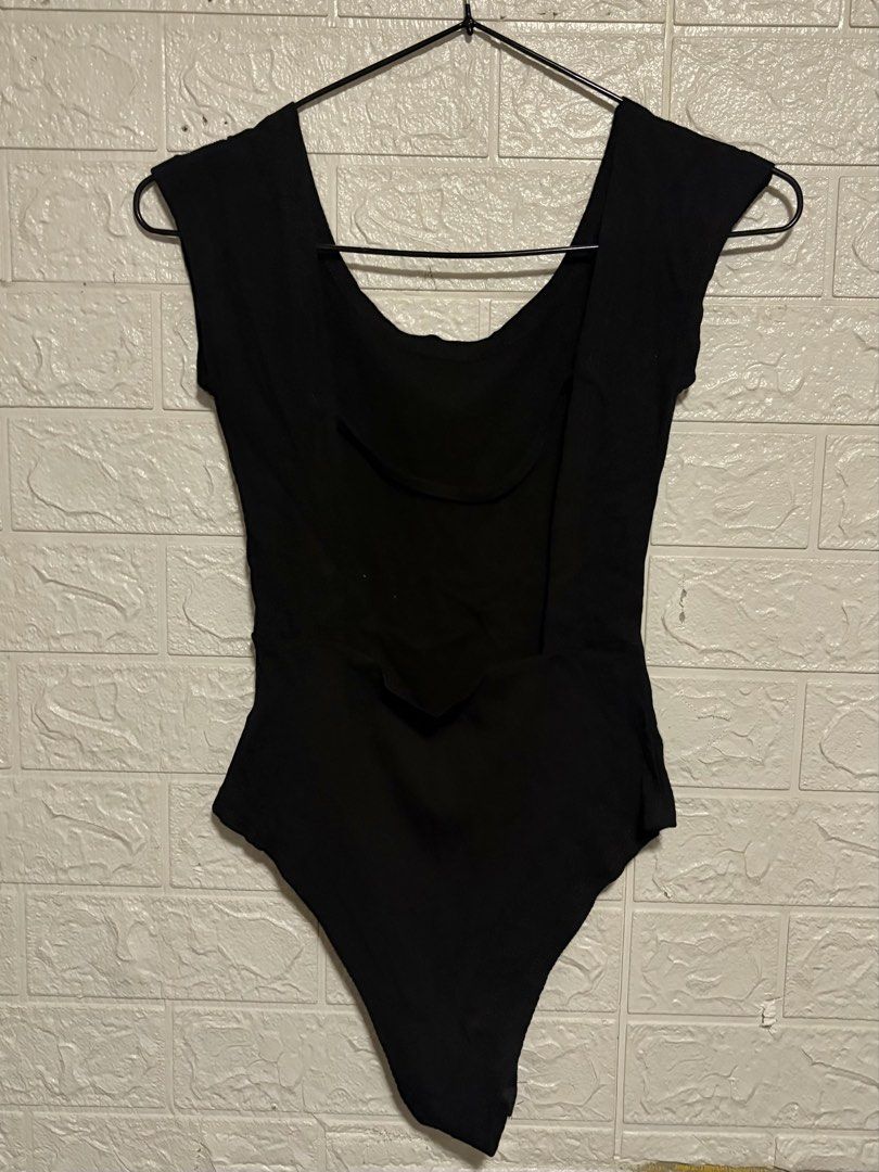 Black Cap Sleeve Scoop Neck Bodysuit (Category: Others Tops) located in Manila. Submitted by _noname.shop (Listing ID 1461054512, Image 2). Description: - Basic black bodysuit - Cap sleeves - Scoop neckline (front) - Open back design - Stretchy material - Versatile for layering or wearing on its own.