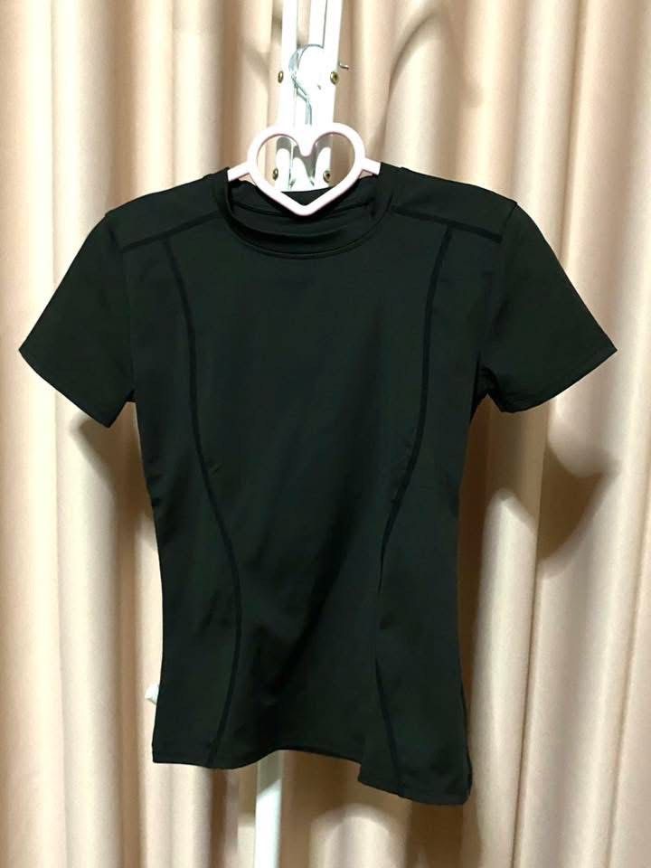 black compression shirt (Category: Activewear) located in Manila. Submitted by maggielindemann (Listing ID 1461069017, Image 1). Description: used twice compression shirt for workout/gym/walks/runs.