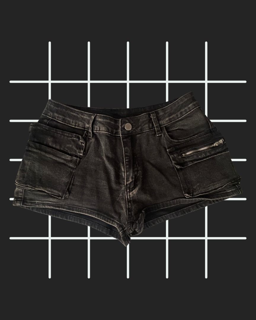 Black Denim Cargo Shorts (Category: Shorts) located in Manila. Submitted by 2.nthral (Listing ID 1461061085, Image 1). Description: ★ ★ READ BEFORE BUYING ★ ★ This is a pre-loved item. Item is in good condition, unless otherwise stated. Manage expectations. DESCRIPTION: ◦ Size: L Mode of Payment: Cash (For meet-up only), GCash, Maya, Instapay Mode of Delivery: Meet-up (LRT-2 Legarda Station), or Delivery (Fee to be covered by buyer) Feel free to 