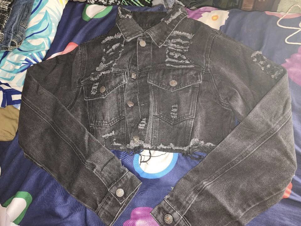 Black Denim Cropped Jacket (Category: Coats, Jackets and Outerwear) located in Manila. Submitted by amethystthrifts (Listing ID 1461017560, Image 1). Description: S-M Tondo Manila Gcash MOP Lalamove or Jnt.