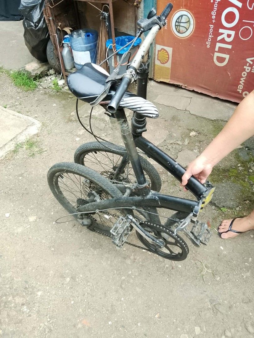 Black Folding Bicycle (Category: Bicycles) located in Manila. Submitted by rhiandale (Listing ID 1461094536, Image 3). Description: - Black folding bicycle - Compact with small wheels, perfect for easy storage - Ideal for daily commutes or leisurely rides - Shows some cosmetic wear and tear from previous use - Ready for a new home! -Alloy -Medyo marumi lang dahil hindi na nagagamit! -negotiable sa sure buyer -meet up or delivery.