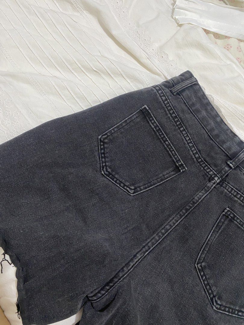 Black Jorts (Category: Shorts) located in Manila. Submitted by junsakura (Listing ID 1460959353, Image 2). Description: - M (low waist) to L size - No issues - fashion student owned 📍taft.