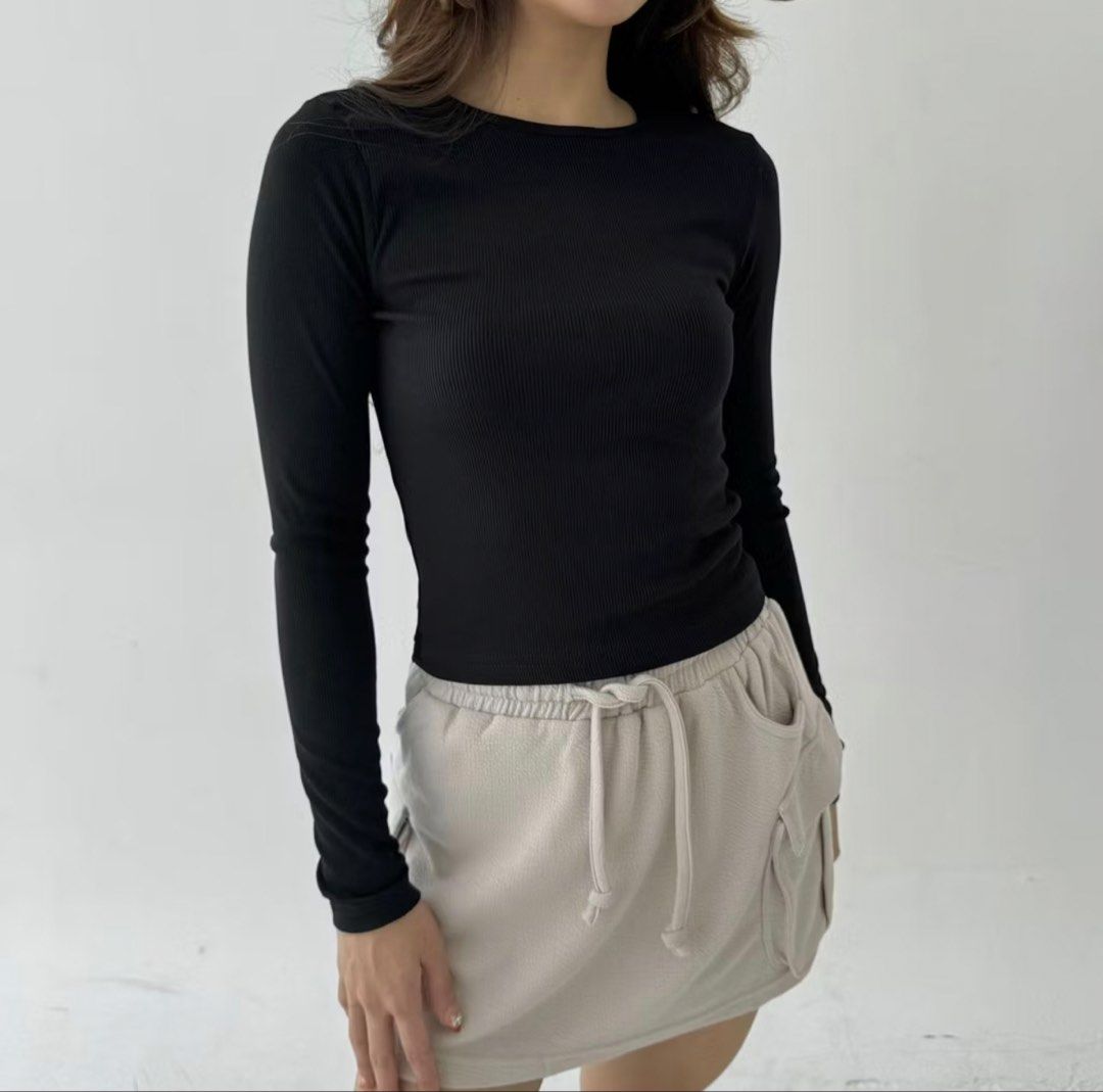 Black Longsleeves (Category: Others Tops) located in Mandaluyong City. Submitted by shesellsseashells_bear (Listing ID 1460994590, Image 1). Description: .
