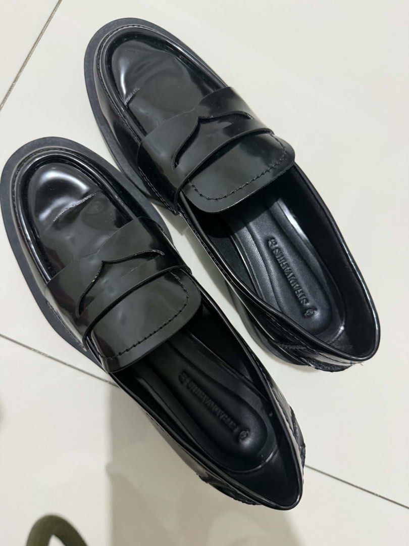 Black Patent Chunky Loafers (Category: Loafers) located in Mandaluyong City. Submitted by winx3 (Listing ID 1461113761, Image 1). Description: - Classic black patent loafers - Modern chunky sole for a stylish look - Easy slip-on design - Versatile: dress up or down - Perfect addition to any wardrobe - Please check photos for detailed condition.
